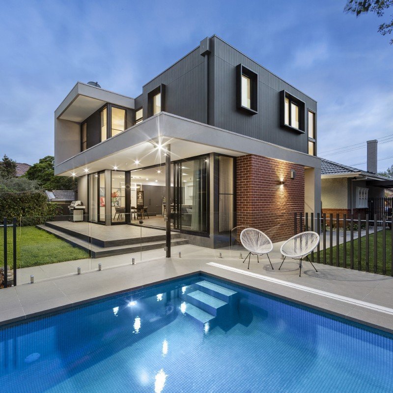 Foto trasera de casa con piscina