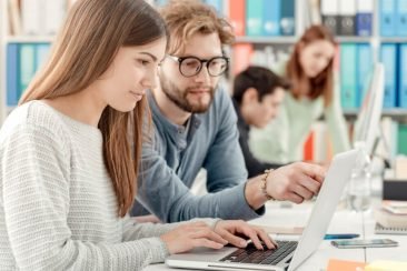 university-students-studying-together-PGUHBPW.jpg Jóvenes mirando casas en notebook